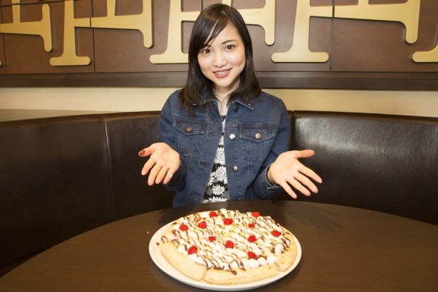 ピザが登場するやいなや、水谷さんの目がキラリと光る。「見た目も春らしい！フルーツとチョコの組み合わせってたまらない」(水谷さん)
