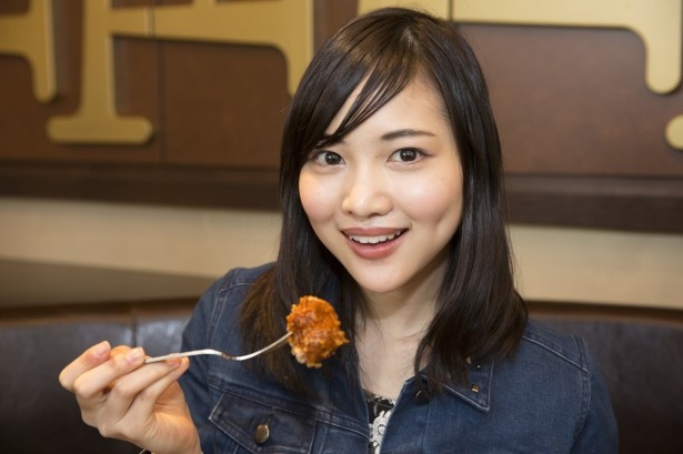 食べ始めてから手が止まらない水谷さん。「柔らかいミートボールは肉感があって食べごたえ抜群！上にかかっている燻製のモッツァレラチーズも美味」と満足げ