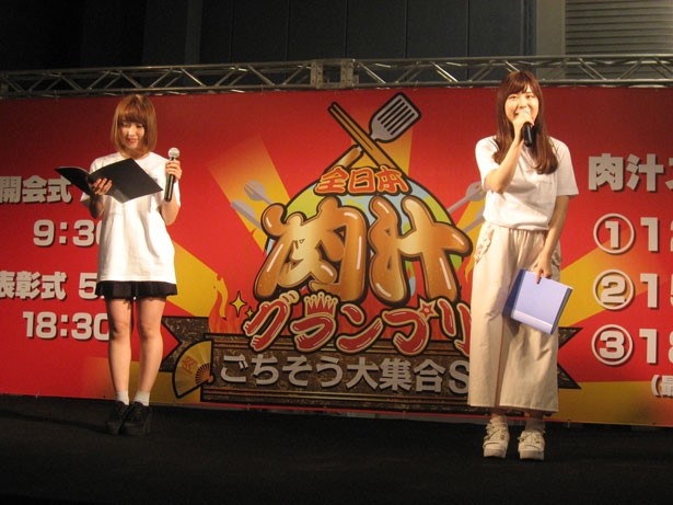 MCの島田玲奈（左）と、アシスタントの小石公美子（右）