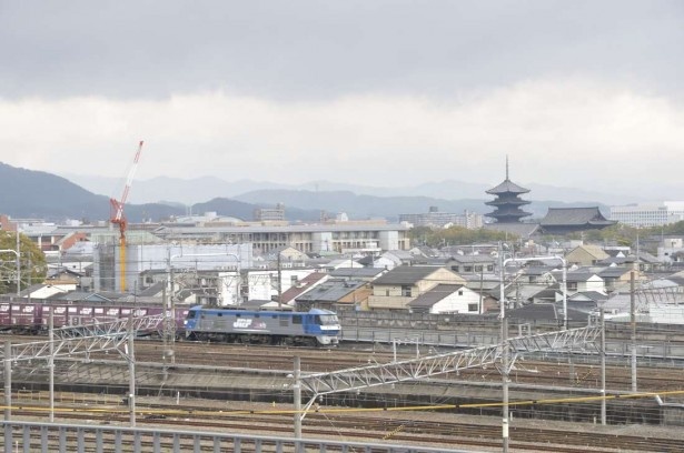 同館のスカイテラスから東寺の五重塔や京都タワーなどとともに、鉄道が走る姿も楽しめる