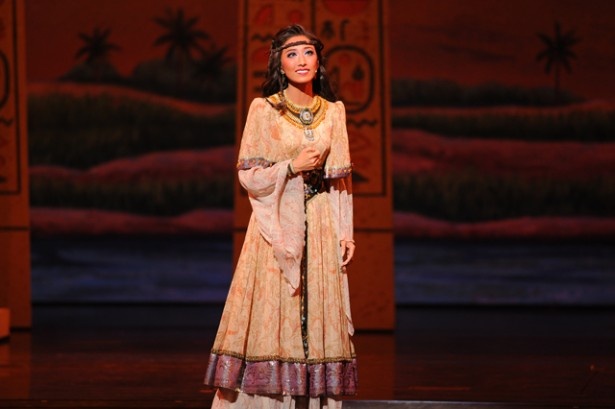 エジプトの囚人となったエチオピア王女・アイーダを演じる実咲凜音