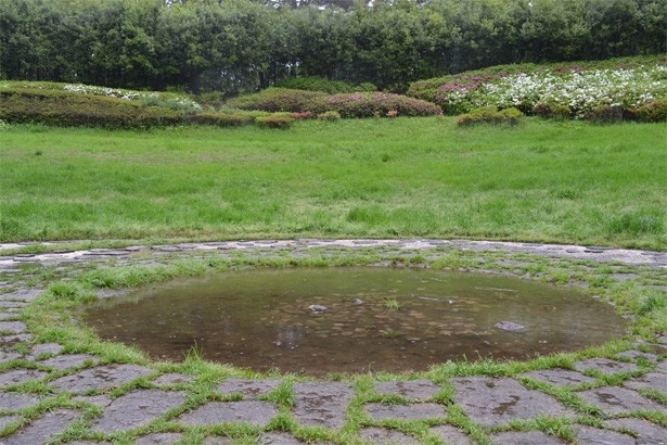 こどもの森にある、季節によって水の量が変わる「地底の泉」 (｢国営昭和記念公園｣)