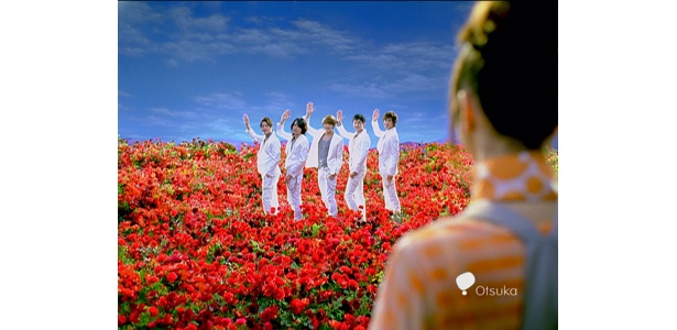 花畑の向こうにいるのは東方神起！？