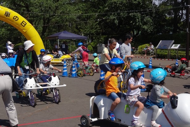 【写真を見る】「おもしろ自転車コーナー」は子供たちに大人気