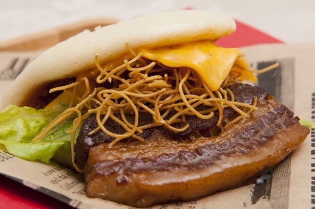 「長崎角煮バーガー」(550円)。パリパリの皿うどん麺がいいアクセントになり、 食感も見た目も楽しい/全国ご当地大グルメ祭2016