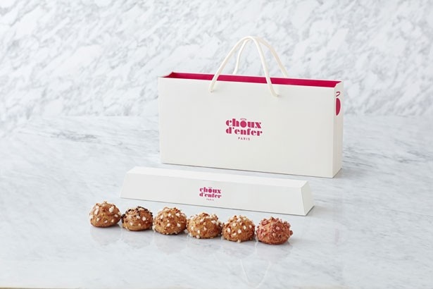 【写真を見る】シュー・ダンフェール パリの「シュークリーム6個セット(BOX入り)」(734円)。専用ボックスもおしゃれ！
