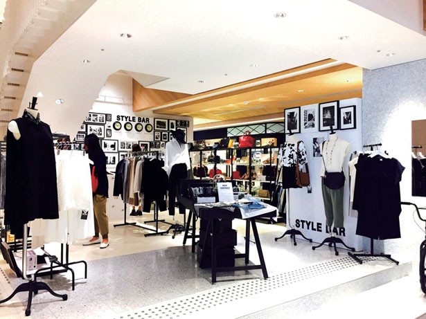 【写真を見る】NEWoManに期間限定ショップ「STYLE BAR」がお目見え！小山田早織のディレクションによる、ユーズドヴィンテージランインが一堂にそろう