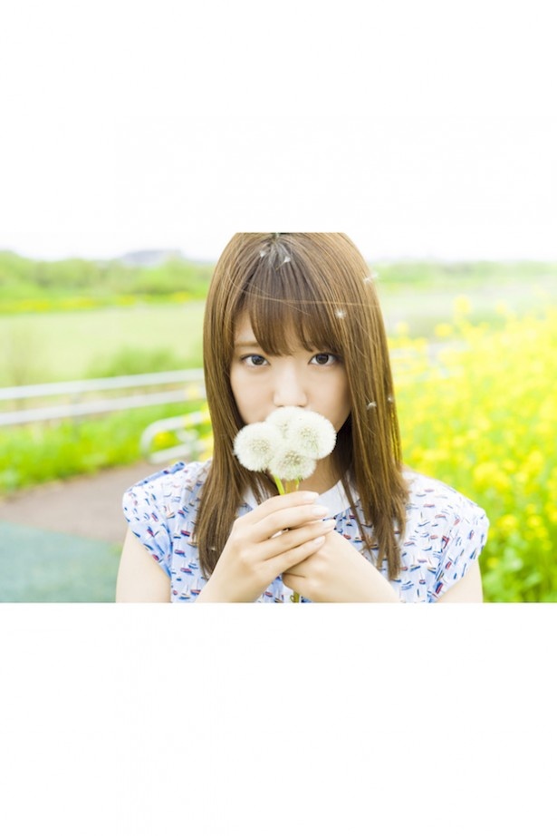 #1「菜々色キャンバス」から。カメラマンのこだわりでタンポポの綿毛を髪につけて撮影