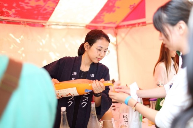 【写真を見る】酒造の人から日本酒の話しを聞くこともできる
