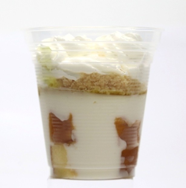 レアチーズムース、レモンシロップ入りスポンジの5層からなる「レアチーズケーキ」