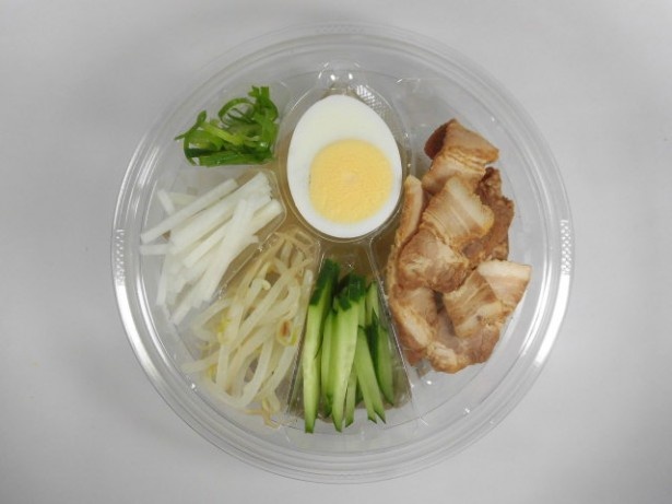 ｢韓国風冷麺｣(498円)。牛骨や牛肉からとっただしや水キムチのおいしさが詰まったスープが本格的