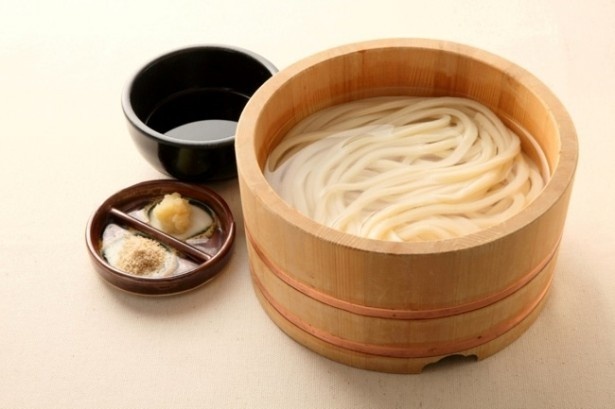 【写真を見る】丸亀製麺の定番メニュー「釜揚げうどん」(並290円、大390円、特大490円)