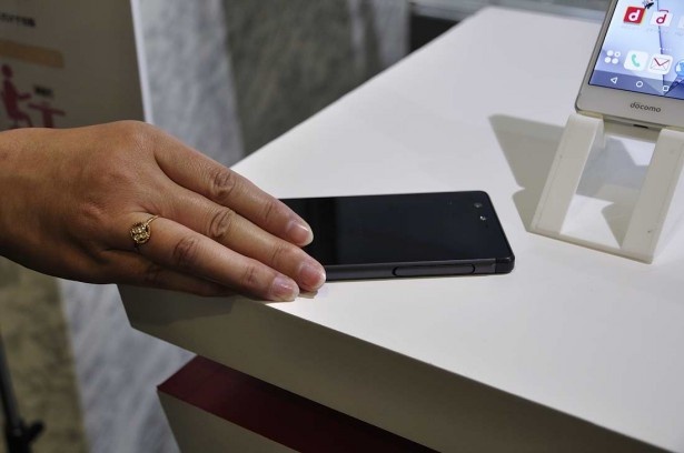 「スグ電」はスマートフォンを伏せるだけで通話を切ったり、コール音を消したりできる