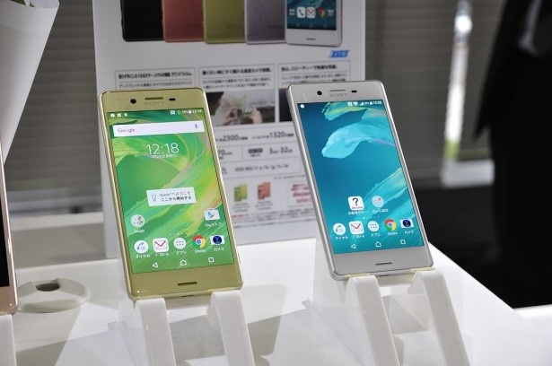 XPERIA×Performance（SH-04H）はメタリックなカラーが特徴。カメラの起動はわずか0.6秒と驚異的な速さだ