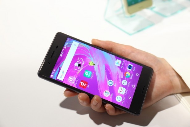 メタル素材に変更されたXperia X Performance。フォルムも滑らかなラウンドフォルムになった