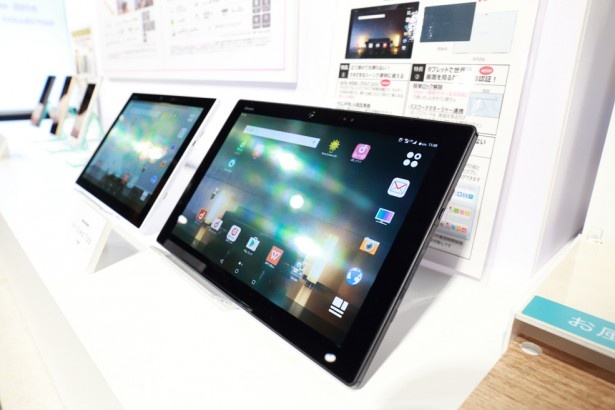 立てかけやすいよう工夫されたarrows Tab（7月下旬発売予定）