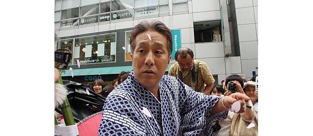 中村勘三郎さんは、沿道の客の声援に快く応えていた