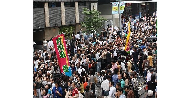 “片岡亀蔵”“中村七之助”と、名前が入ったのぼりを掲げて進んでいく