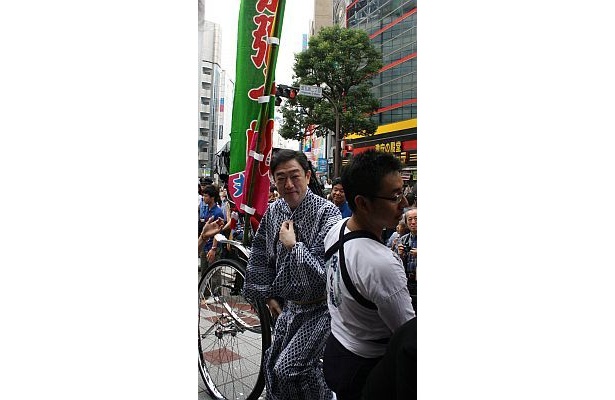 人力車から降り、身だしなみを整える坂東彌十郎さん