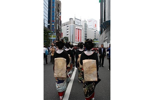 人力車の前には芸者達の姿も