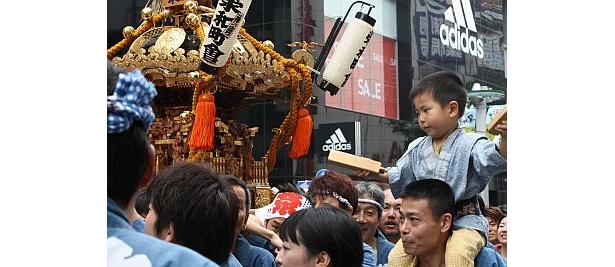 渋谷区の人たちによる神輿も威勢よく練り歩いた
