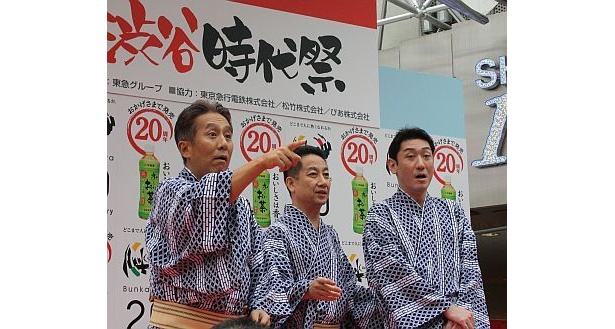 舞台から誰かを発見し…