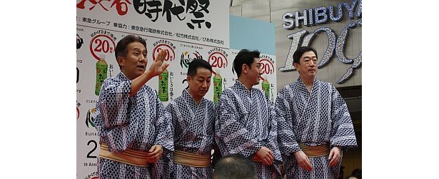 手を振る姿も見られた