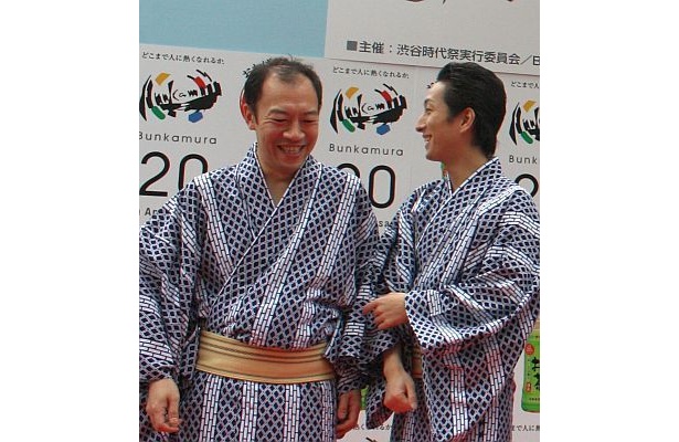 にこやかに談笑する片岡亀蔵さん（左）と中村七之助さん（右）
