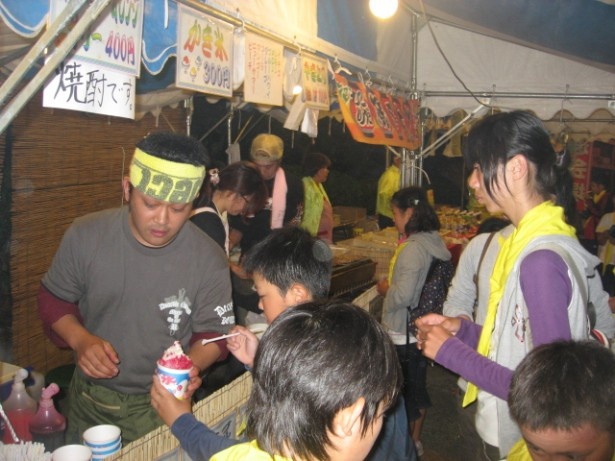 わさび、ミカン等の地場産品や焼き鳥、焼きそば、ビールといった夜店や、抽選会など、お楽しみもたくさん