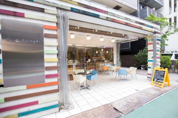 店の外のテラスは気持ちのいいイートインスペースとなっている