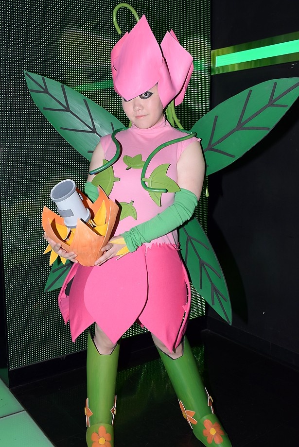 「デジモンアドベンチャー」のリリモンに扮するNikkiさん