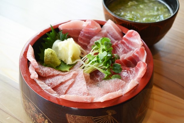 メバチマグロのカマトロと、本マグロなどでは大トロや中トロにあたる部分のハラモをのせた「トロとろ丼」1300円(「鮨みやび」)
