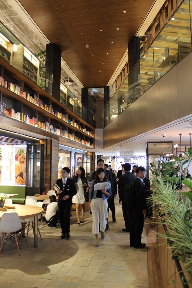 1階はパンケーキ専門店のgramなどのグルメの他、フラワーショップやスマホショップも入る