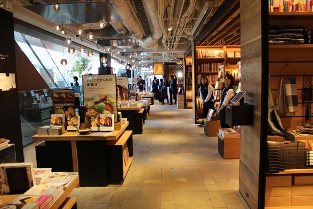 食の本が約8000冊そろう1階の蔦屋書店フロア