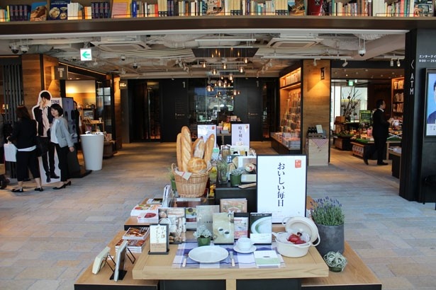 1階の蔦屋書店のフロアは、一部吹き抜けのエリアもあり開放感がある