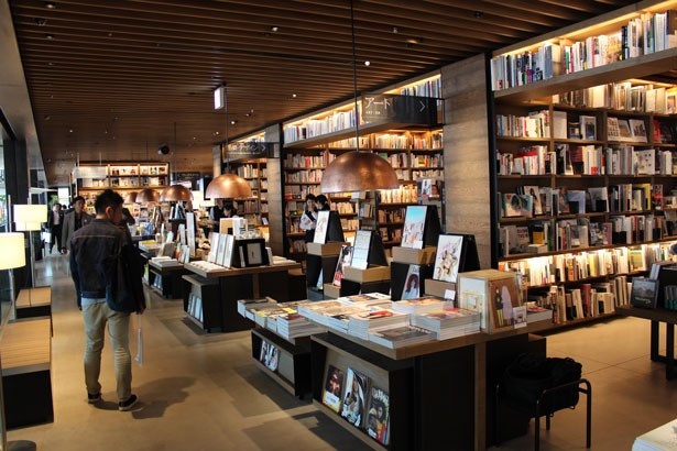 3階の蔦屋書店は、枚方エリア最大の在庫数を誇る。アート関連本も約3000冊そろう