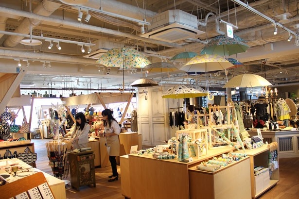 4階は常時15店以上が登場する雑貨マルシェ。各地で人気の店も登場予定