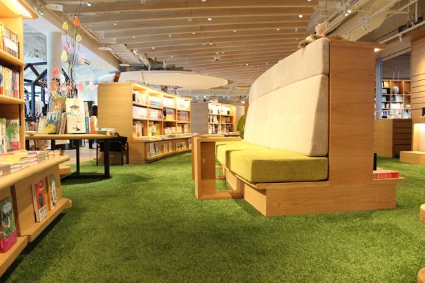 5階の蔦屋書店の床には、ころんでも安心なラグが敷かれている。また、約2000冊の絵本がそろう