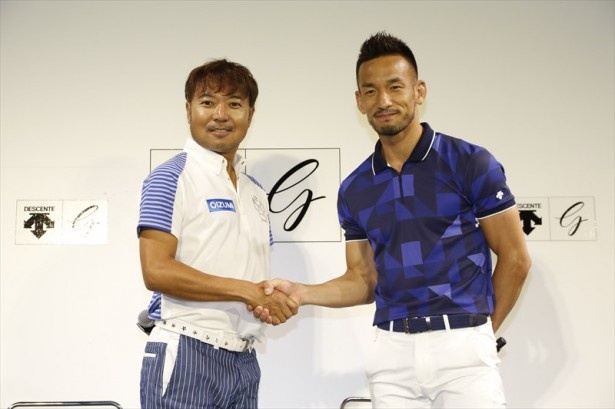 今夏、元サッカー日本代表の中田英寿氏(写真右)とプロゴルファー片山晋呉選手(左)がマッチプレーで対決