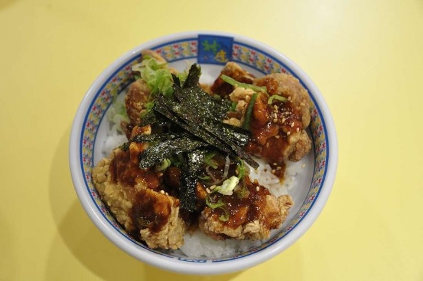 カラアゲとご飯、温泉卵のハーモニーがおいしい「金のカラアゲ丼」