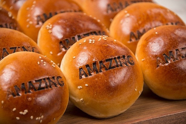 【写真を見る】パンにはAMAZINGの文字が！