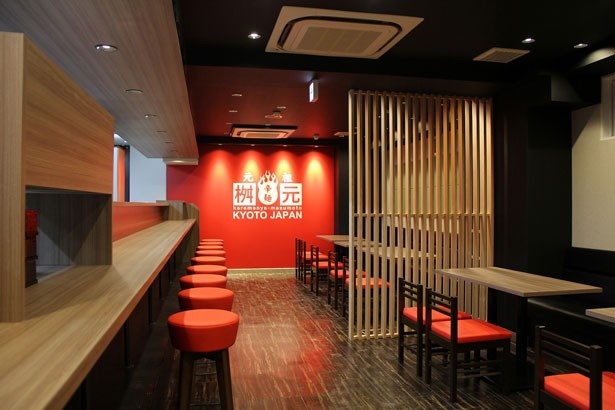 店内もポイントに赤を使って辛さを演出