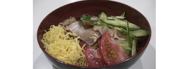そして「タイ風冷麺」。具はチャーシューとトマト、きんし玉子にキュウリと見た目は普通なんですが…。驚！