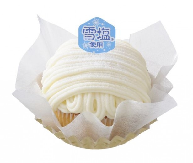 雪塩入りクリームチーズあんを絞った真っ白なモンブラン「夏のチーズモンブラン」(442円)
