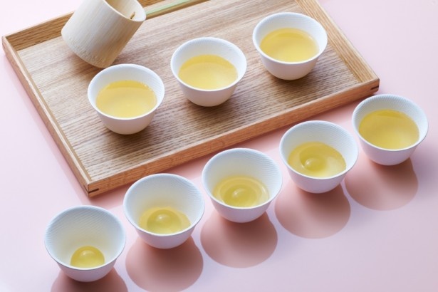 【写真を見る】スープを飲み干した時に寒天ボールがふたたび姿を表す料理も！