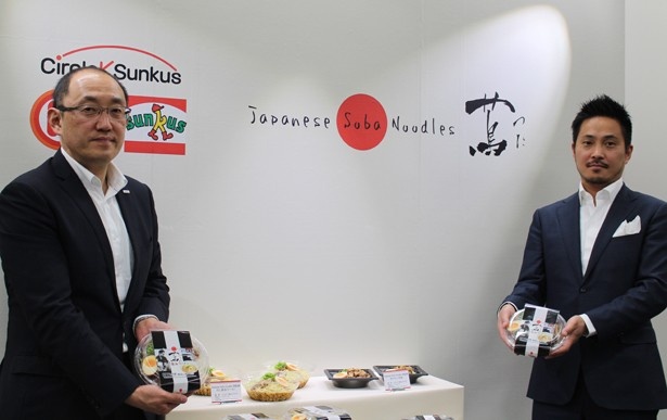 サークルKサンクス 執行役員 商品本部 ファーストフード部の冨樫信人部長(写真左)と、「Japanese Soba Noodles 蔦」の大西祐貴店主(写真右)