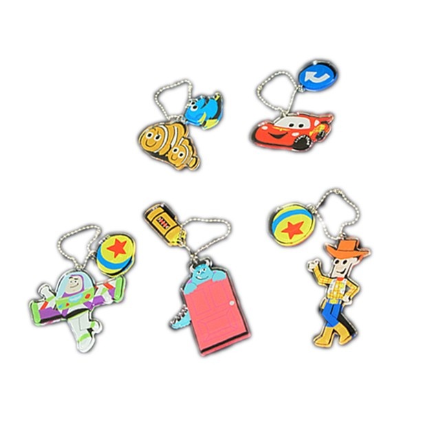 ポップなデザインの「ペアアクリルキーホルダー」(各756円)　