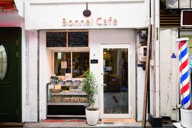 白を基調にした2フロアの「Bonnel Cafe」。テイクアウトのカウンターにはチョコがずらり