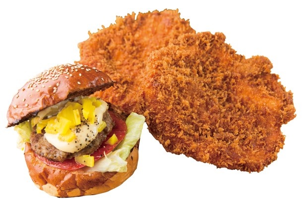 【写真を見る】刻みたくあんのソースが独特のグルメバーガーと、顔の大きさほどもある巨大チキンカツ(「あい菜家」)