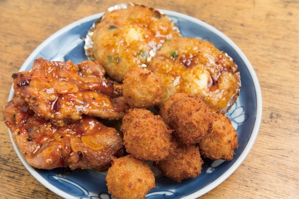 上から時計回りにミートローフ(115円)、チキンボール、にんにく味噌味のスタミナ(100円)(「鳥大」)
